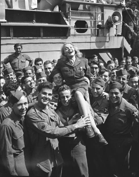 La curia de la izquierda caniche y antifas de baratillo señalan a quien "cabalga contradicciones" por ser incompatibles con las propias y únicas tolerables. Delatan así su ignorancia, estupidez y mezquindad criminal.