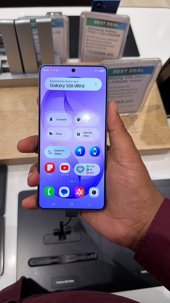 Trolling_isart's tweet photo. Nothing much excited but came to check it out at nearest croma store. 

In hand feel becomes better and camera module looks clean. 

Rest is no big upgrade so not switching. https://t.co/gxZXOgtxGE