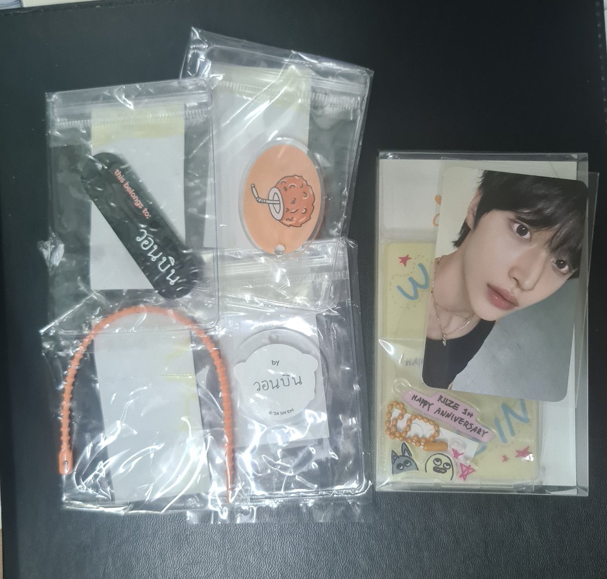 ° ˖ •◝ ꒰ พร้อมส่ง / wts ꒱ ഒ ‧₊˚⊹
 
－ เซ็ตครบรอบ 1 ปี (ได้การ์ด) 
♡ 300.- บาท

－ เซ็ตพวงกุญแจ store ไทย
♡ 300.- บาท

📮 ค่าส่ง 40 (Shipping Fee)

สนใจทัก DM or Mention 📬💌

₊˚⊹ #ตลาดนัดRIIZE #ตลาดนัดน้องข้าว