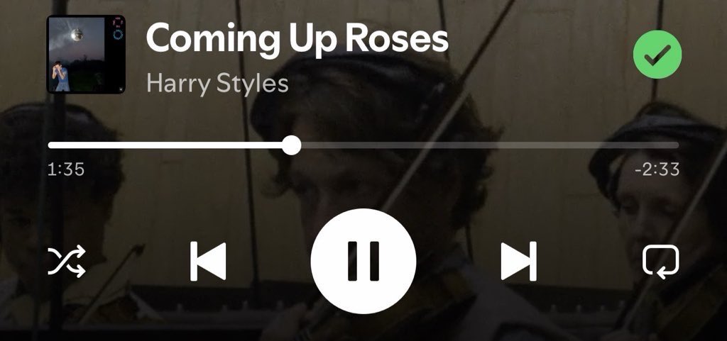 TBESTHL's tweet photo. quizás no tengo trabajo estable, ni terminé una carrera y tampoco me va bien en el amor pero soy contemporánea a harry styles escribiendo coming up roses y con eso estoy satisfecha https://t.co/w8YGZz3wzn