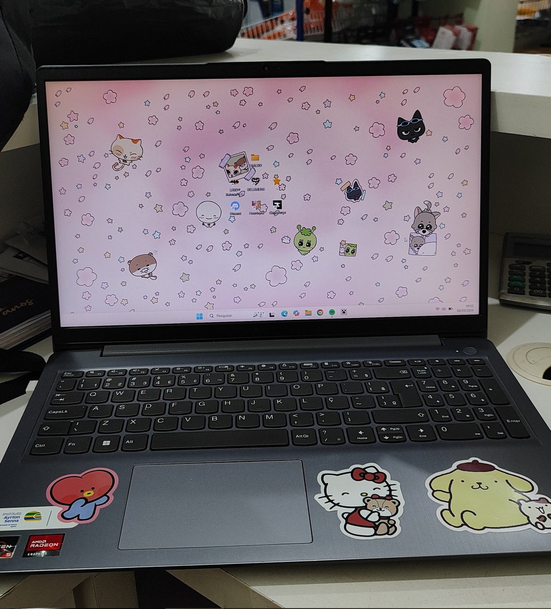 doorllit's tweet image. VENDA/VENDO NOTEBOOK lenovo ideapad 3 (usado)

* ótimo para estudos e jogos leves
— touchpad não está funcionando, apenas com mouse
— há uma pequena mancha cinza claro na tela 

R$ 1000.00 + frete pra sua região (sou do espírito santo)
#vendo #venda #notebook