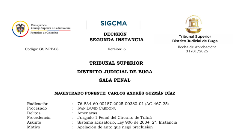 JurisprudenCol's tweet photo. La preclusión y su estándar de conocimiento

En primer lugar, el artículo 250 de la Constitución Política impone a la Fiscalía General de la Nación la obligación de “adelantar el ejercicio de la acción penal y realizar la investigación de los hechos que revistan las características de un delito”, siempre que concurran suficientes motivos y circunstancias que prediquen su posible existencia y, de forma escalonada, con mayor nivel de exigencia probatoria Además, la preclusión es un mecanismo previsto para terminar el proceso anticipadamente y tiene la finalidad de “cesar la persecución penal en contra del procesado” respecto de los hechos objeto de investigación, con efectos de cosa juzgada.

Según lo anterior, la preclusión sólo puede ser decretada por el juez de conocimiento a petición, por regla general, de la Fiscalía, siempre que asuma la carga argumentativa propia de este tipo de solicitudes. Sobre el particular, es importante recordar que la Corte Suprema de Justicia, en algunos casos, señaló que el estándar de conocimiento para decretar la preclusión es exigente: se ha referido como en la cita anterior, sin posibilidad de duda, demostrada debidamente, conocimiento más allá de toda duda razonable sobre la causal o, inclusive, de certeza.

Sin embargo, recientemente, la Sala de Casación Penal de la Corte Suprema de Justicia, en decisión CSJ AP2259, 2 abr. 2025, rad. 68337, explicó que el umbral debe ser la “ausencia de mérito para acusar”: “El punto de referencia para que el juez determine la viabilidad de la preclusión no es el estándar fijado para la condena, sino la ausencia del estándar previsto para la acusación. Es decir, hay lugar a la preclusión si el material recaudado por la Fiscalía no permite establecer el mérito para acusar, por lo que es indiferente si ese material acredita o no la causal de preclusión más allá de toda duda razonable o si no lo hace al nivel de certeza. Una exigencia de este último talante sería inconsistente con la estructura probatoria del sistema acusatorio colombiano: el fundamento para precluir un caso sería mucho más exigente que el requerido para dictar, en ese mismo caso, sentencia condenatoria.”

Es decir, si para acusar se requiere probabilidad de verdad respecto de la existencia del hecho y de la calidad de autor o partícipe del procesado, para precluir es necesario acreditar la ausencia de probabilidad de verdad14. Sin embargo, ese no podría ser un estándar epistémico suficientemente claro y descriptivo, al punto que podría volverse un argumento circular.

Por tal motivo, esta Sala considera que es una oportunidad para proponer criterios adicionales que permitan identificar las hipótesis en las que se pueda optar por formular cargos o por desestimar la investigación. El concepto de probabilidad de verdad, que aparece en el artículo 336 del Código de Procedimiento Penal ha tenido poco desarrollo en la jurisprudencia15 y en la doctrina nacional. Posiblemente esto se explique en que es entendido como un estándar de conocimiento no controlable intersubjetivamente, es decir, ninguna parte o interviniente, ni siquiera el juez, está facultado para cuestionar el grado de convicción del fiscal para convocar a juicio16. El acto de acusar, como ha explicado antes esta Sala17, no está sometido a un control de suficiencia probatoria.

Entonces ¿cuál criterio se podría adoptar para identificar ese umbral epistémico? La respuesta simple, conforme la jurisprudencia –que expresamente este Tribunal acoge– lo ubicaría entre inferencia razonable y un conocimiento más allá de duda razonable, pues el primero es el exigible para imputar, mientras que el segundo se demanda para la sentencia de condena18. Pero esto tampoco nos dice mucho.

Existen distintas teorías sobre la forma de medir un estándar de prueba en un proceso judicial, que no serán abordadas en esta oportunidad por la Sala. Sin embargo, es preferible inclinarse por un modelo inductivo basado en estructuras argumentativas, a la manera de un fractal, sin descartar la posibilidad de cuantificar tal umbral. De hecho, la expresión probabilidad ya nos da una idea de cuál puede ser ese nivel de conocimiento. Hay que reconocer que estamos ante un concepto polisémico23. En todo caso, podría ser utilizada en el sentido más común de la palabra, esto es, como sinónimo de verosimilitud, es decir, que tiene “apariencia de verdadero”, o como cualidad de probable. Esto equivaldría a decir que aparentemente es verdad que una persona es autor o partícipe del delito.

En el ámbito específico de la epistemología, la palabra probable tiene también varios significados25. Por ejemplo, se ha dicho que se refiere a los argumentos que se presentan en favor de la opinión discutida, es decir, como aquello que puede ser probado. Pero también sería algo “no seguro, no demostrado” Incluso, en ese contexto se admite que, popularmente, se suele afirmar que lo “probable es aquello cuya probabilidad es favorable, es decir, mayor que ½”28. Esto nos ofrece pautas mayores: se trataría de una proposición que aún no ha sido demostrada, pero que podría serlo, dado que se ubica en un rango superior al 50%.

Justo esto coincide con la literatura especializada cuando aborda el nivel de conocimiento exigido para acusar en los Estados Unidos, de donde hemos tomado buena parte del sustento probatorio de nuestra actual legislación29. Allí, aunque con cierto escepticismo por la jurisprudencia30, se admite que, al final, la causa probable, se refiere a un estándar superior al 50%. De esta forma, podría plantearse que la responsabilidad ha de estar acreditada en una probabilidad superior a su negación, a partir de la información completa Además, una preponderancia probatoria hacia la responsabilidad del acusado.

Por lo tanto, esta Sala considera que para acceder a la preclusión el juez debe verificar si: i. ha mediado una debida y suficiente diligencia en la investigación de los hechos; ii. el fiscal pone de presente al juez todas las evidencias disponibles; y iii. se justifique, a partir de una propuesta de valoración probatoria, por qué es más probable que concurra la causal de preclusión invocada, que la hipótesis de responsabilidad del investigado.

Eso sí, estos requisitos operan en aquellas causales de naturaleza sustancial, es decir, las que se conectan con categorías dogmáticas u ontológicas del delito investigado (el hecho no existió, es atípico, el procesado no intervino en él o hay eximentes de responsabilidad). No así con las causales procesales (imposibilidad de continuar con la acción penal o vencimiento del término para acusar), que funcionan bajo una lógica deductiva38. Tampoco aplicarían frente a la imposibilidad de desvirtuar la presunción de inocencia. Esta última tiene su propio estándar de prueba y requisitos, lo que será explicado por la Sala en otra oportunidad. Por ahora, analizaremos la causal invocada. 

Portal de actualización Jurisprudencial. Solicita tu suscripción aquí 👉https://t.co/jUGw4X9qS2