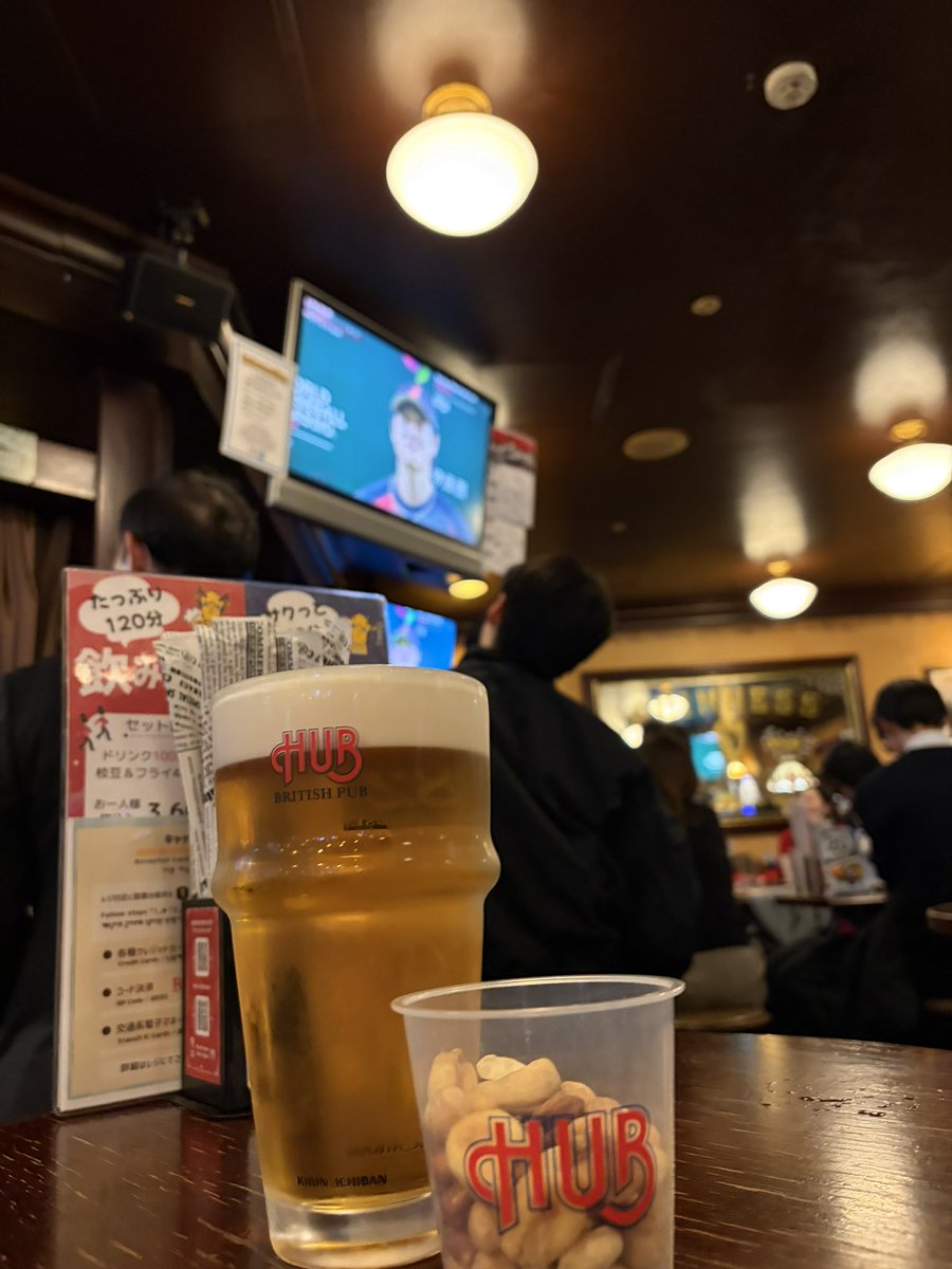 友人と別れてHUBで一杯飲んで帰るかと寄ってみたら、WBC⚾️日本-台湾戦が終わった直後で大盛り上がり🙌
こういうのめったに見られないからドキドキ🤭