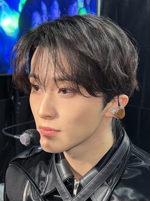 jujur angle ini cakep bngt … kayak idungnya mancung, matanya bagus, pokoknya ganteng 😭😭😭😭😭😭