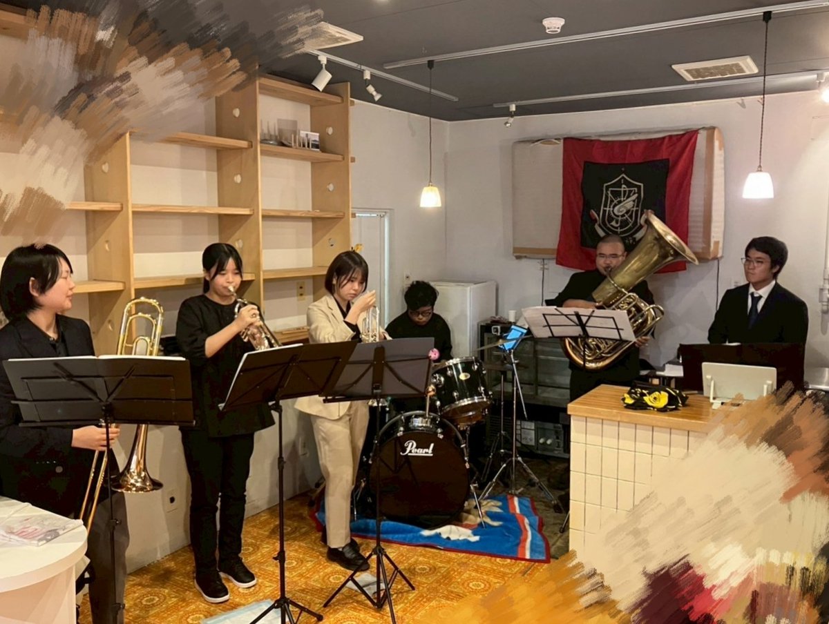 tottori_sotsu26's tweet photo. No.1【 鳥大鼓笛 窓際族】
鳥取大学吹奏楽団員より2023年に結成。
管打楽器による少数かつ生音の音楽を、Jazz,Rock,Pops…とジャンルにとらわれず探求している。
今年度の風紋祭では和楽器やオーケストラ,ジャズ研,ダンス部との合同演奏企画を主催。
また個々での主催企画・音楽活動も積極的に行う。 https://t.co/Y3CyyP9H2O
