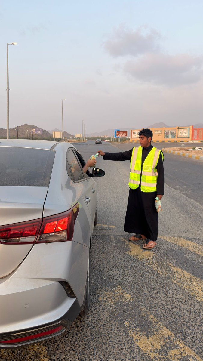 Adawa007's tweet photo. انطلاقاً من مبادرة اجاويد 4 تنفذ جمعية الدعوة والارشاد توعية الجاليات بجمعة ربيعة مشروع افطار الصائمين (موائد الرحمة) بساحة جامع جمعة ربيعة طوال شهر رمضان المبارك #أجاويد4 #اجاويد #رمضان_كريم #رمضان #رمضان_شهر_الخير https://t.co/RC44wCJflh