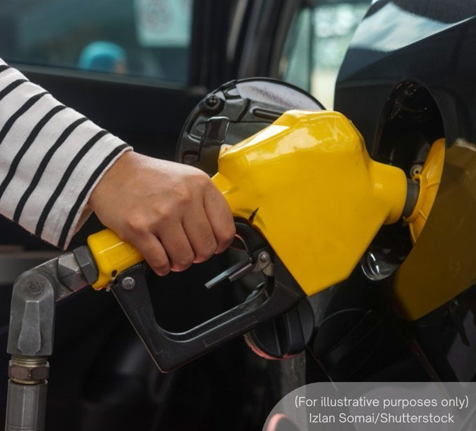 NewsBFM's tweet photo. Malaysia can still maintain the subsidised RON95 petrol price at RM1.99 per litre for up to two months, said PM Anwar Ibrahim.

However, he has urged Malaysians to be cautious with their spending, as the conflict in the Middle East threatens to drive up the cost of living.

🧵1 https://t.co/AAI1K8mBl3