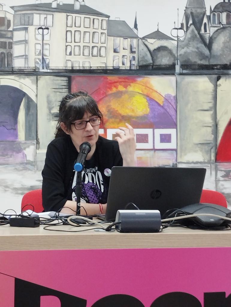 oliva_FEM_CCOO's tweet photo. @CCOOLaRioja @feccoo Jornada en Logroño "Ante la represión, organización" Hemos escuchado ejemplos de resistencia, organización y militancia femenina y feminista. Repaso histórico centrado en La Rioja, porque los pueblos que olvidan su memoria están condenados a repetirla. https://t.co/qX6Xgfbjyk