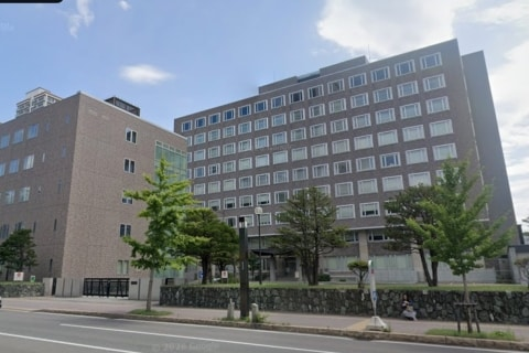livedoornews's tweet photo. 【判明】漫画家が生徒に性加害、裁判で原告・被告双方が控訴
https://t.co/OFVWH6hKpN

札幌市内の高校で講師を務めていた漫画家から性被害を受けたとして、元生徒の女性が男性と学校法人を訴えた裁判。一審は1100万円の賠償を命じるも学校法人に対する請求は棄却しており、原告はこれを不服とした。 https://t.co/e2DEyp8Oab