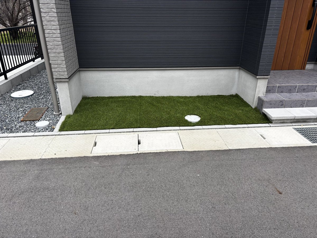 本日は人工芝の施工して来ました😊
⁡
人工芝高いですよね💦
⁡
お客様は人工芝をDIYでしようとして
断念されたみたいで…
⁡
なのでそのお手伝いで施工して来ました。
⁡
全部入れて20㎡で55000円で施工させて頂きました。
⁡
高いと思われるか安いと思われるかは
個人差あると思います😊