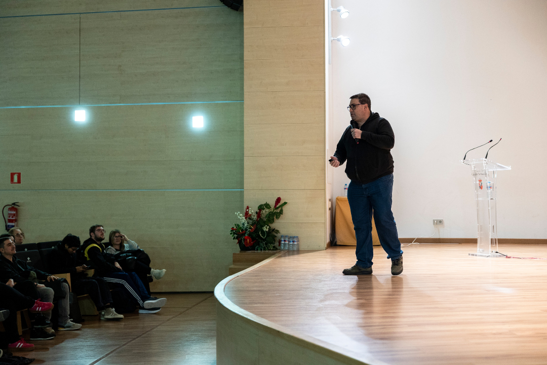 morteruelocon's tweet photo. Nuestro gran amigo @JosepAlbors cada charla que da es única. Cada vez que viene es una alegría para las Morteruelo. #Morteruelo2k26 https://t.co/HTVoGh8eQ7