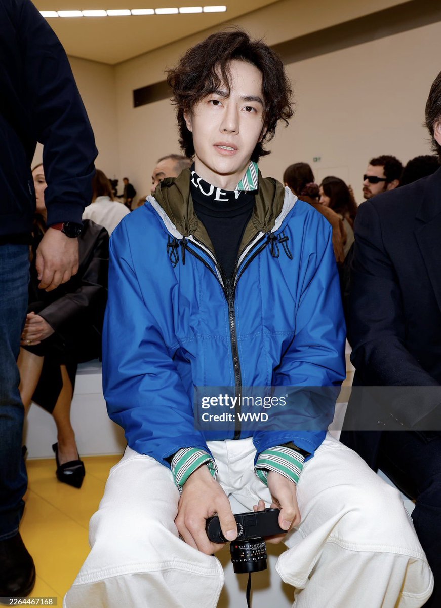 midorinono's tweet photo. OMG กล้อง getty ได้ยิ้ม อี้ป๋อ อีกแล้วนะ !!  น่ารัก อ่ะ 

WangYibo at LOEWE PFW26
#YIBOxLOEWEFallWinter26 https://t.co/rbSmCdjEVm