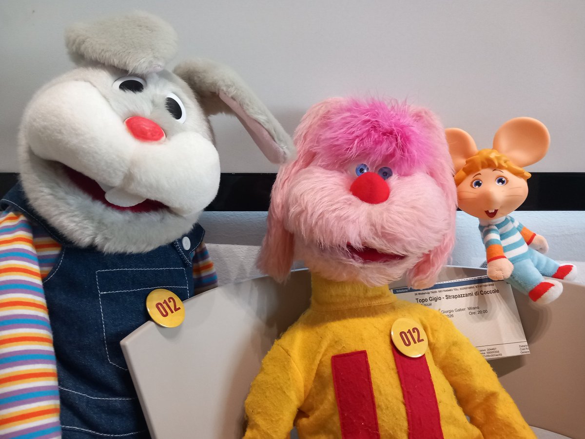 PupazziStory's tweet photo. Stasera si va a vedere #topogigioilmusical con #topo_gigio ! 📺🎭 e #sergiofriscia e #milenamiconi nel ruolo di #mariaperego ❤️ per le prossime date del #tour seguite la pagina del musical e di Gigio ! #Topogigio #topogigigioilmusical https://t.co/V93KZ1YnXn