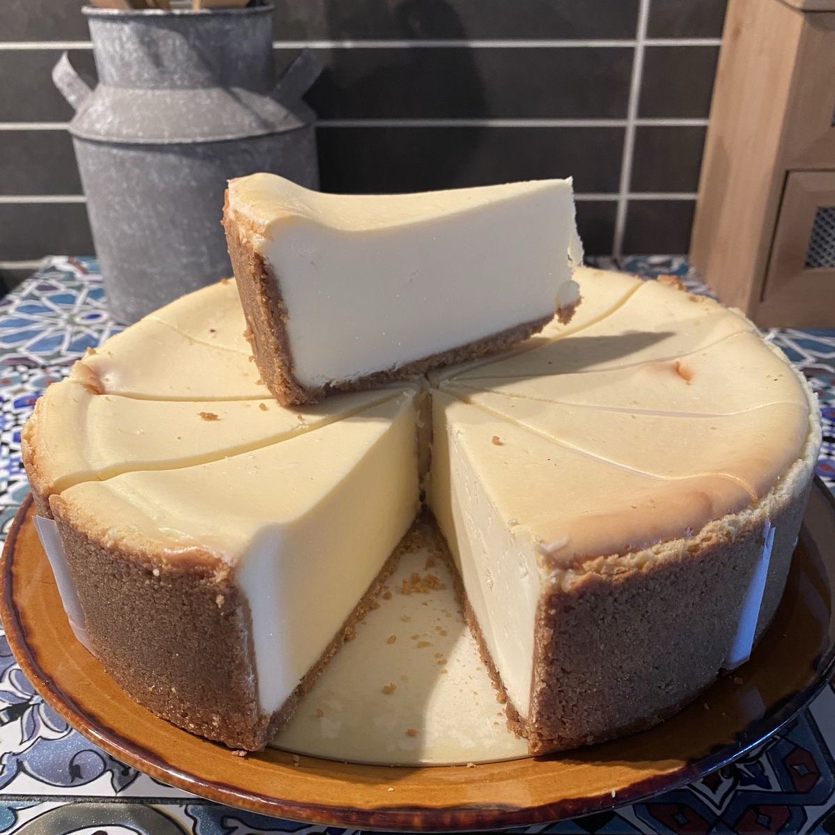 둘중 한가지만 선택해야 한다면? 
촉촉한 티라미수 케이크 vs 꾸덕꾸덕한 치즈케이크