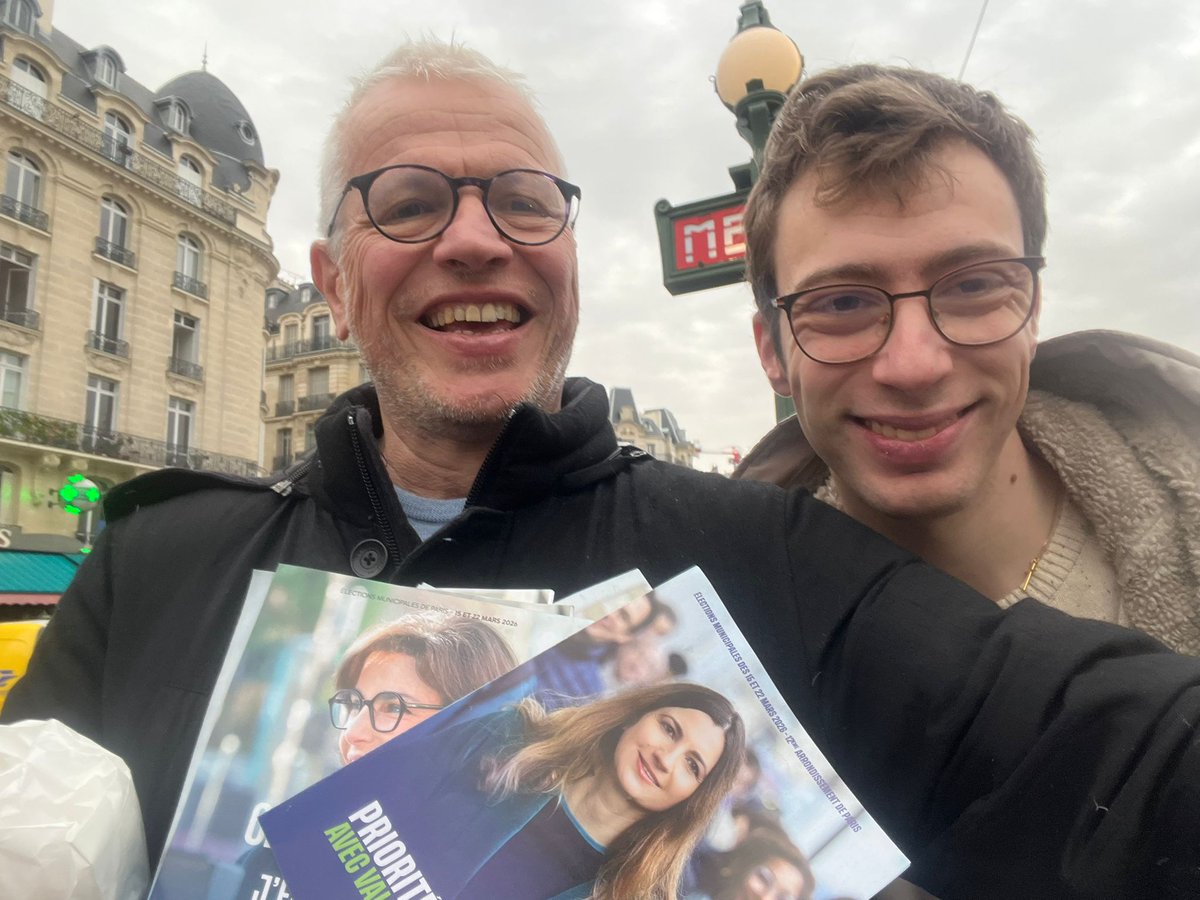 GundermannLouis's tweet photo. Tractage ce matin toujours avec l'indispensable @FranckMargain, cette fois à la plus belle #gare de #Paris dont l'horloge est presque aussi grosse que sa cousine #BigBen.
#GareDeLyon votera @VMontandon ! https://t.co/XwAtEVybsZ