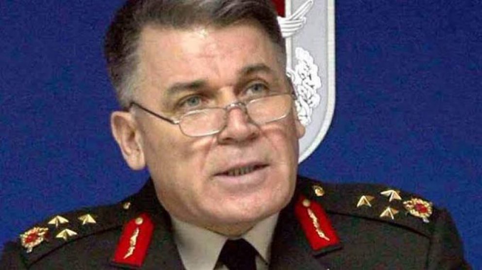 "Türkiye'de silahlı kuvvetler veya askerî öğrenciler içinden seçilen gençlere Seferberlik Tetkik Kurulu ve sonra da Özel Harp Dairesi'nde görev verilirdi.

Bunların kim olduğunu sadece MİT bilirdi. MİT ise zaten CIA ile Ankara'da aynı binada altlı üstlü çalışırdı. Maaşlarını ABD