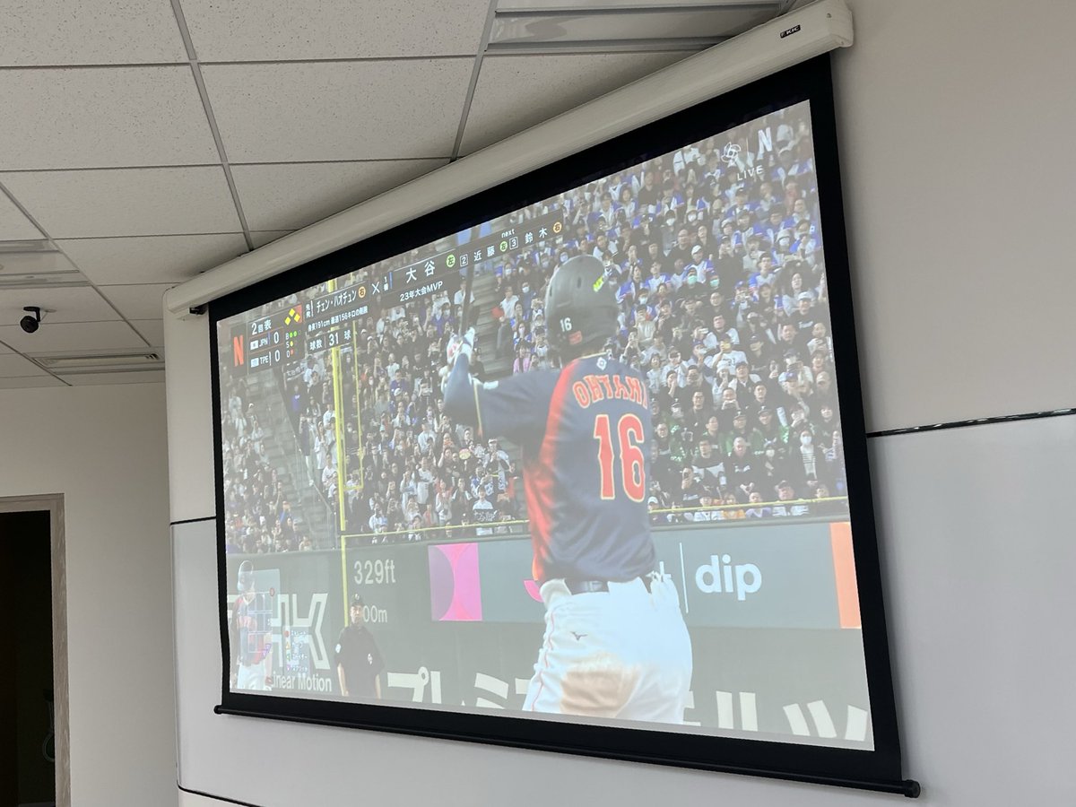 shutooike's tweet photo. 会社の有志がやってたWBC観戦に帰り際に一瞬立ち寄ったら、ちょうど大谷が先制満塁ホームラン打っててたまげた🍵 https://t.co/XbYTdDlPes