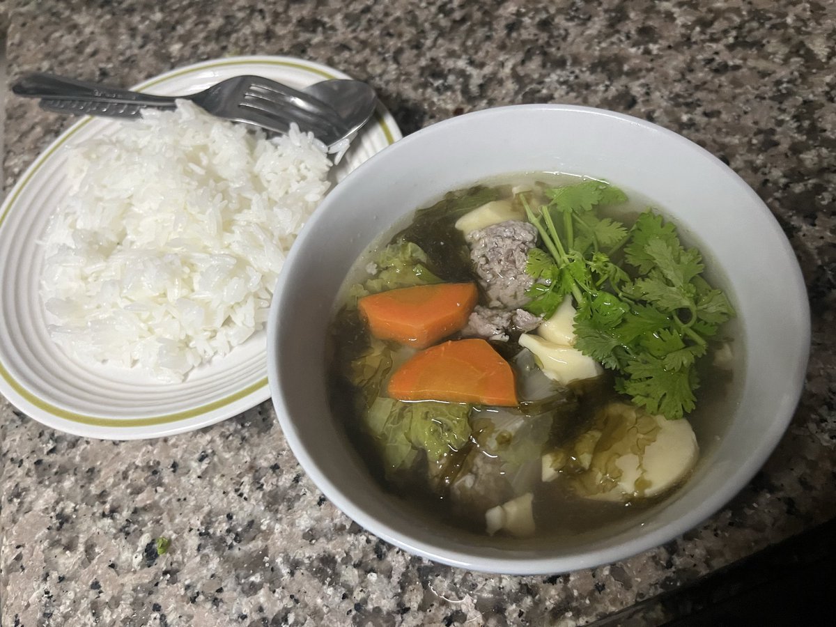 ทดลองทำแกงจืดไทยๆแต่เปลี่ยนคนอร์เป็นดาชิแท้ดู ดีมาก ตอนแรกกลัวมันจะปลาๆหรือญี่ปุ่นๆแทรกมา แต่ถ้ารสหลักเป็นสามเกลอกับซีอิ๊วขาวเห็ดหอมแล้ว ปลาดาชิมันจะยอมอยู่ข้างหลังเนียนๆ อย่าใส่โชยุพอ