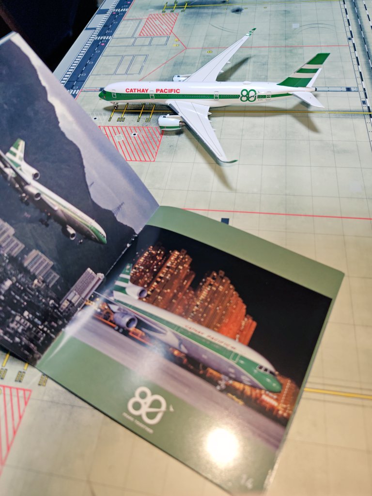 NG Modelsのキャセイ80th塗装、キャセイの歴史を記したミニ冊子が付いてて、啓徳で撮られたレタスサンド機材の写真がふんだんに使われて激アツなんやけど、それにしてもこんなに綺麗なエルテンの写真が残っていることに驚愕