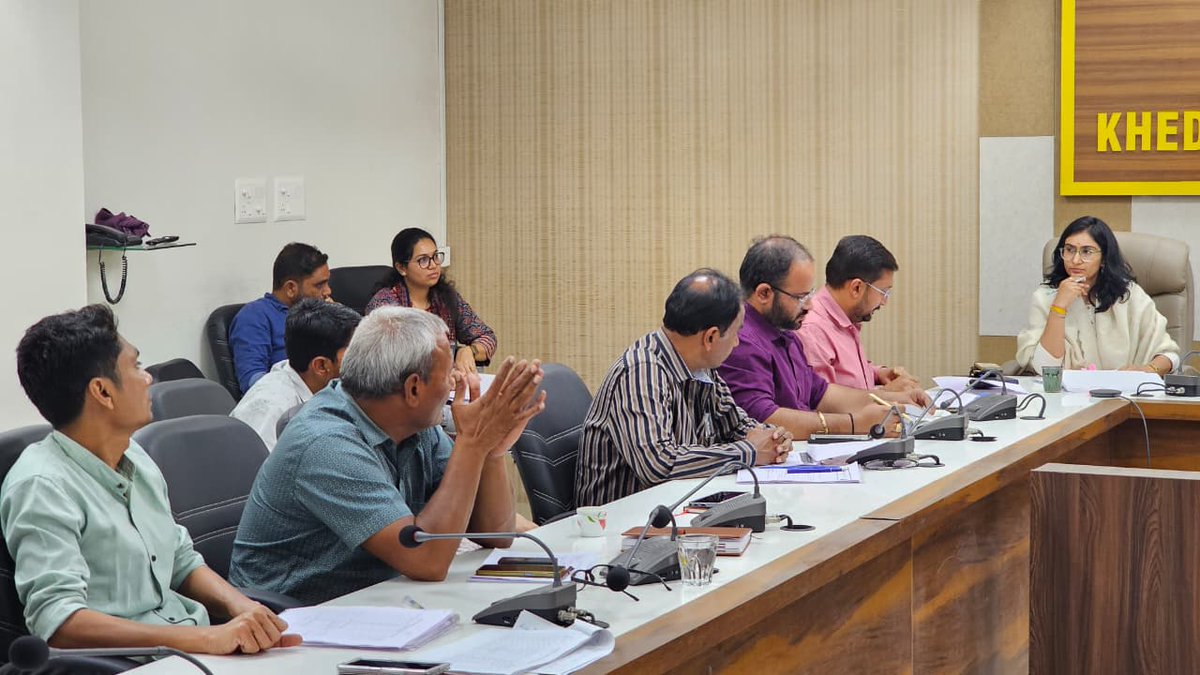 DDO_Kheda's tweet photo. આજરોજ તમામ નાયબ કાર્યપાલક ઈજનેરશ્રીઓ તથા તમામ તાલુકાના નાયબ ચીટનીશશ્રી અને અધિક મદદનીશ ઇજનેરશ્રીઓ ની સમીક્ષા બેઠક યોજી જેમાં નાણાપંચ અંતર્ગત વિકાસના કામોની સ્થિતિ અને ગુણવત્તા, ગ્રામપંચાયત ઘર તથા આંગણવાડીનું નવીન બાંધકામ અને સમારકામની કામગીરી બાબતે સમીક્ષા કરી જરૂરી સૂચનો આપ્યા. https://t.co/dXtJ9QC6Gi