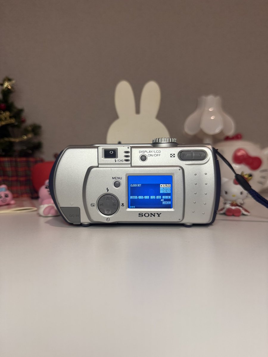 PATT02222's tweet photo. กล้อง Sony DSC P50

🔥ราคา 2,150 รวมส่ง 

💋ปรับได้หลายโทน

💢ตำหนิ : จอย่นจุ๋มนึงไม่มีผลต่อรูปถ่าย

✅ ภาพ วีดีโอ แฟลช โหมด ซูมเข้า-ออกใช้งานปกติ

อุปกรณ์ : กล้อง+สายคล้องมือ+เมม+ฝาปิดเลนส์
(ใช้ถ่าน AA ซื้อเซเว่นได้งับ)

#กล้องดิจิตอลมือสอง  #กล้องดิจิตอล #กล้องมือสอง https://t.co/etIyjdkLtB