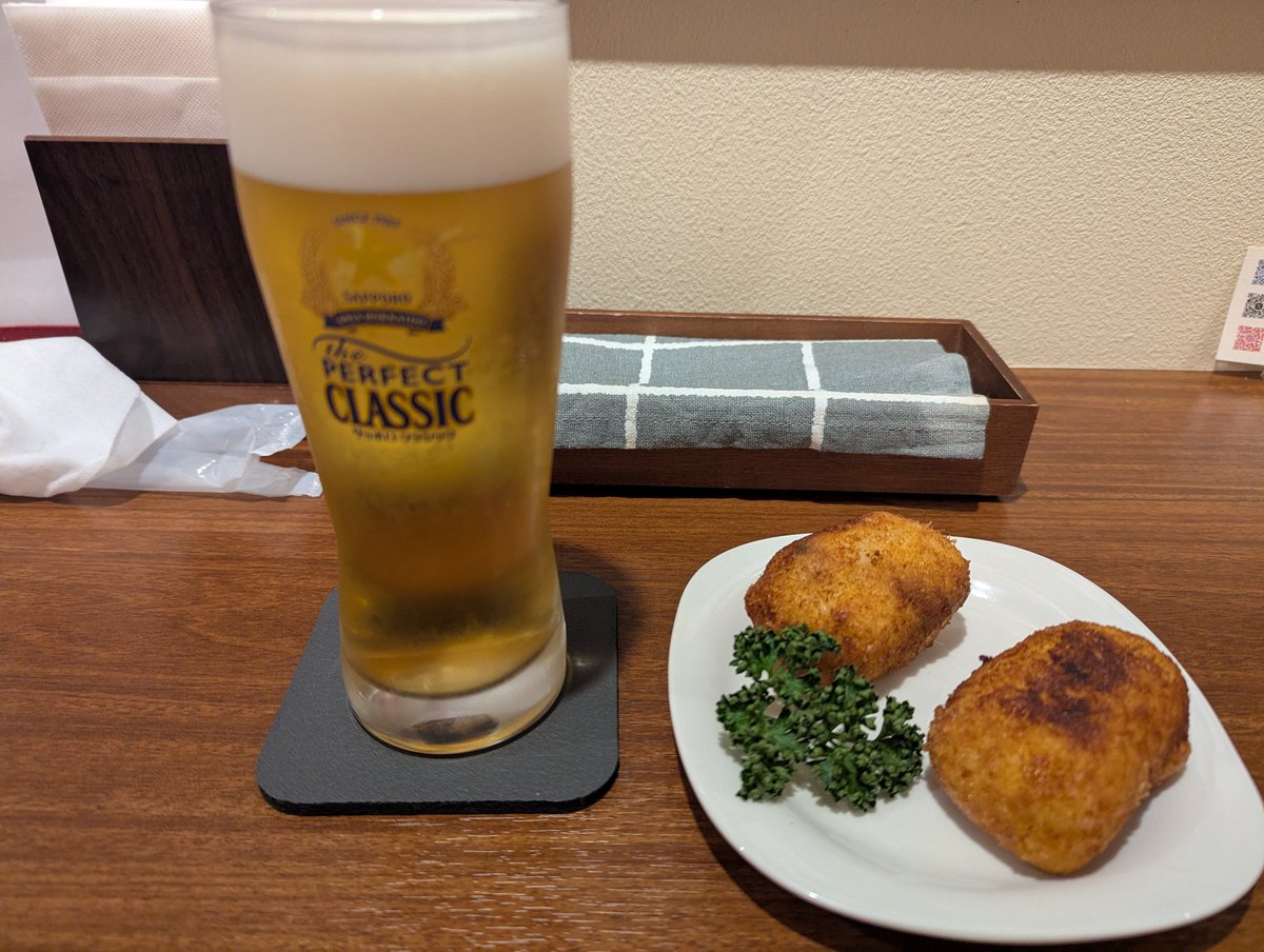 ConsaFootball's tweet photo. 函館出張最終日の昨日はnanayaでディナー🤤
相変わらず美味しい料理を🍺パーフェクトクラシックで😋
そして函館常連コンサポさん2名と新年の挨拶😁
ごちそうさまでした😊
#洋食とBARnanaya
#consadole #コンサドーレ
#リレシパ https://t.co/XrbPzgeaUb