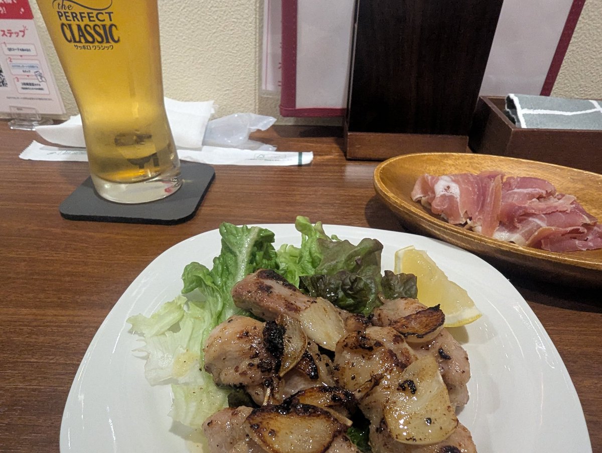 ConsaFootball's tweet photo. 函館出張最終日の昨日はnanayaでディナー🤤
相変わらず美味しい料理を🍺パーフェクトクラシックで😋
そして函館常連コンサポさん2名と新年の挨拶😁
ごちそうさまでした😊
#洋食とBARnanaya
#consadole #コンサドーレ
#リレシパ https://t.co/XrbPzgeaUb