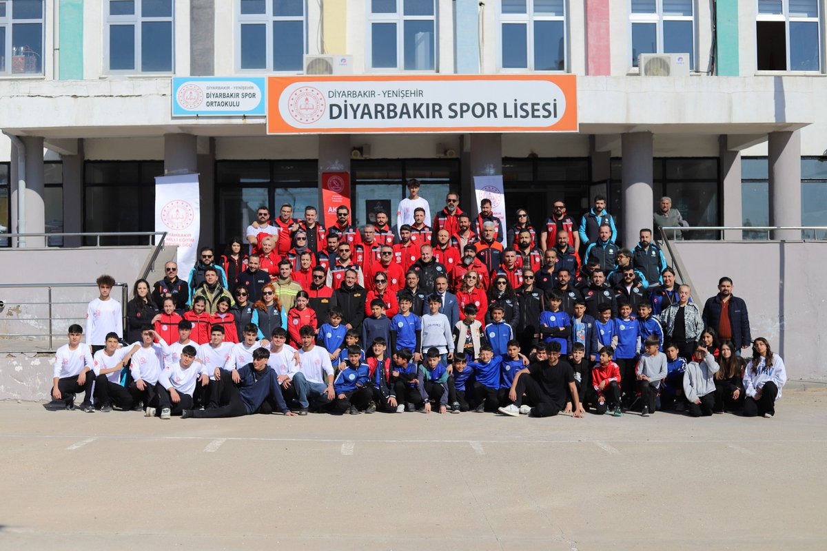 Hazırlıklı olmak bir tercih değil, hayat kurtaran bir sorumluluktur.  Tam da bu noktada birlikte daha güçlüyüz🤝 <a href="/tcmeb/">Millî Eğitim Bakanlığı</a> <a href="/Yusuf__Tekin/">Yusuf Tekin</a> <a href="/yilmaznazif/">Nazif Yılmaz</a> <a href="/omurfatih/">Ömür Fatih Karakullukçu</a> <a href="/ozkan_meb/">Özkan AVCI</a> <a href="/MetinTayarer/">Metin TAYARER🇹🇷🇹🇷🇹🇷</a> <a href="/sadoglu_salih/">Salih Sadoğlu</a> <a href="/AFADDiyarbakir/">AFAD Diyarbakır</a> <a href="/diyarbakirbld/">Diyarbakır Büyükşehir Belediyesi</a> <a href="/Diyarbakirism/">Diyarbakır İl Sağlık Müdürlüğü</a> #itfaiye x.com/i/status/20298…