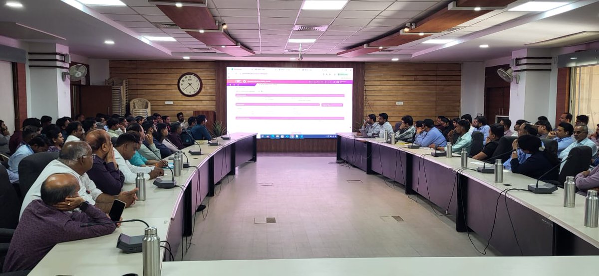 projsindore's tweet image. सड़क दुर्घटना में घायल मरीजों को त्वरित व नि:शुल्क उपचार सुनिश्चित करने के लिए चिकित्सालयों के साथ समन्वय बैठक।
Read more:facebook.com/share/p/1KAGjr…
#AccidentRelief #EmergencyCare #PublicHealth #JansamparkMP #indore #इंदौर