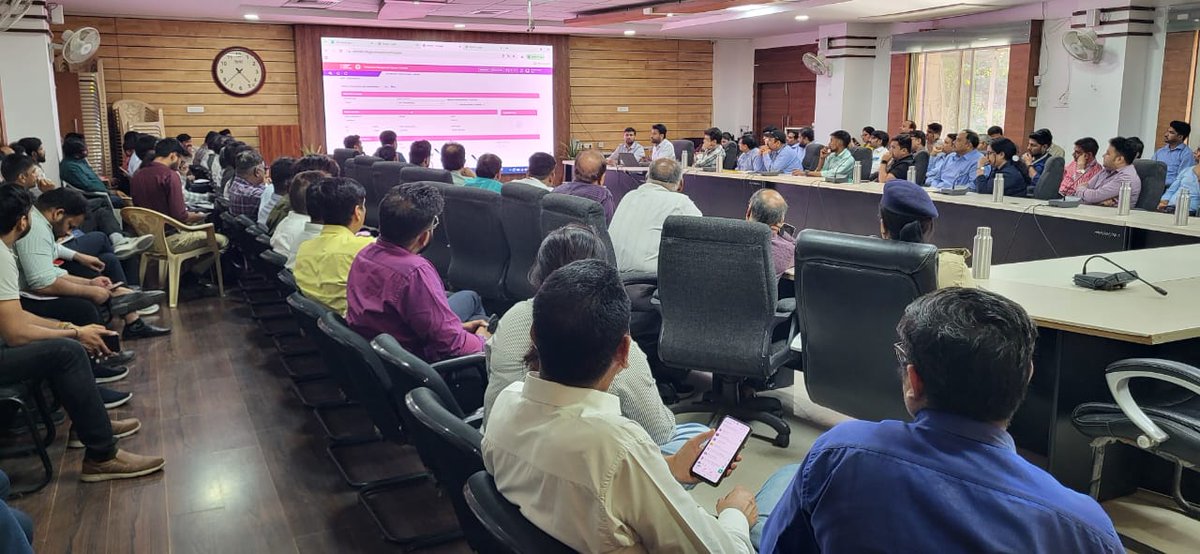 projsindore's tweet image. सड़क दुर्घटना में घायल मरीजों को त्वरित व नि:शुल्क उपचार सुनिश्चित करने के लिए चिकित्सालयों के साथ समन्वय बैठक।
Read more:facebook.com/share/p/1KAGjr…
#AccidentRelief #EmergencyCare #PublicHealth #JansamparkMP #indore #इंदौर