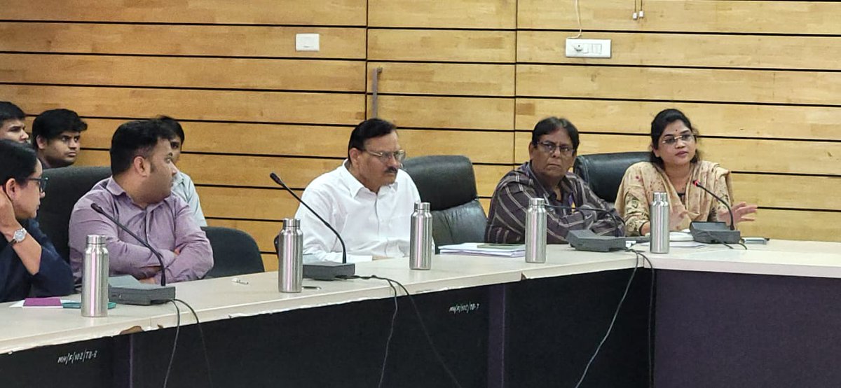 projsindore's tweet image. सड़क दुर्घटना में घायल मरीजों को त्वरित व नि:शुल्क उपचार सुनिश्चित करने के लिए चिकित्सालयों के साथ समन्वय बैठक।
Read more:facebook.com/share/p/1KAGjr…
#AccidentRelief #EmergencyCare #PublicHealth #JansamparkMP #indore #इंदौर