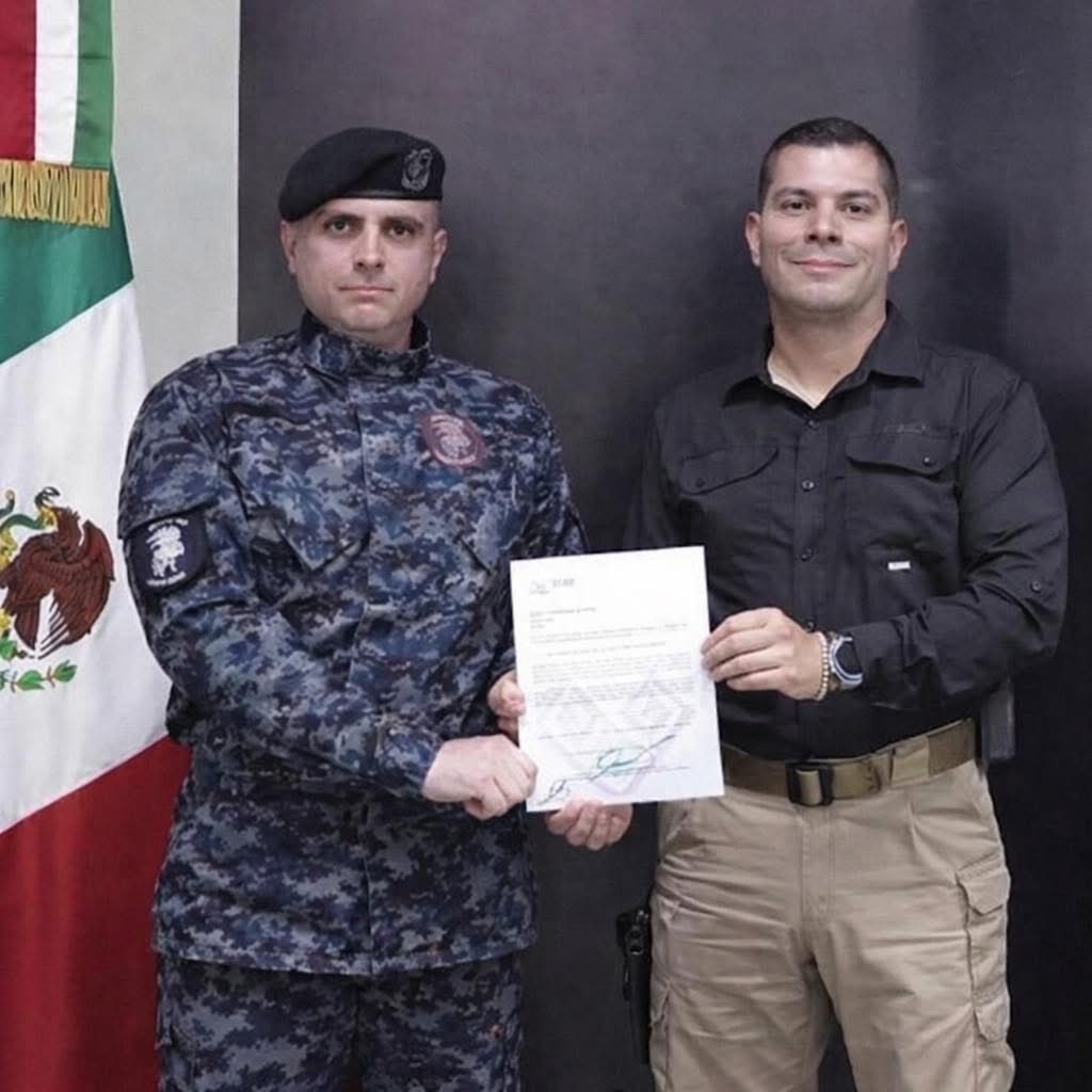 ELMUNDODELNARCO's tweet photo. 🔥🪖➡️Detienen a jefe de los “#pakales” de #Chiapas. Carlos Pineda Antillón, “El Ruso” fue separado de su cargo en la #FRIP tras la polémica narco nomina de “#ElMecho”. Es el primero de tantos por vínculos con el #CJNG.⤵️ https://t.co/guKvhbMc3R