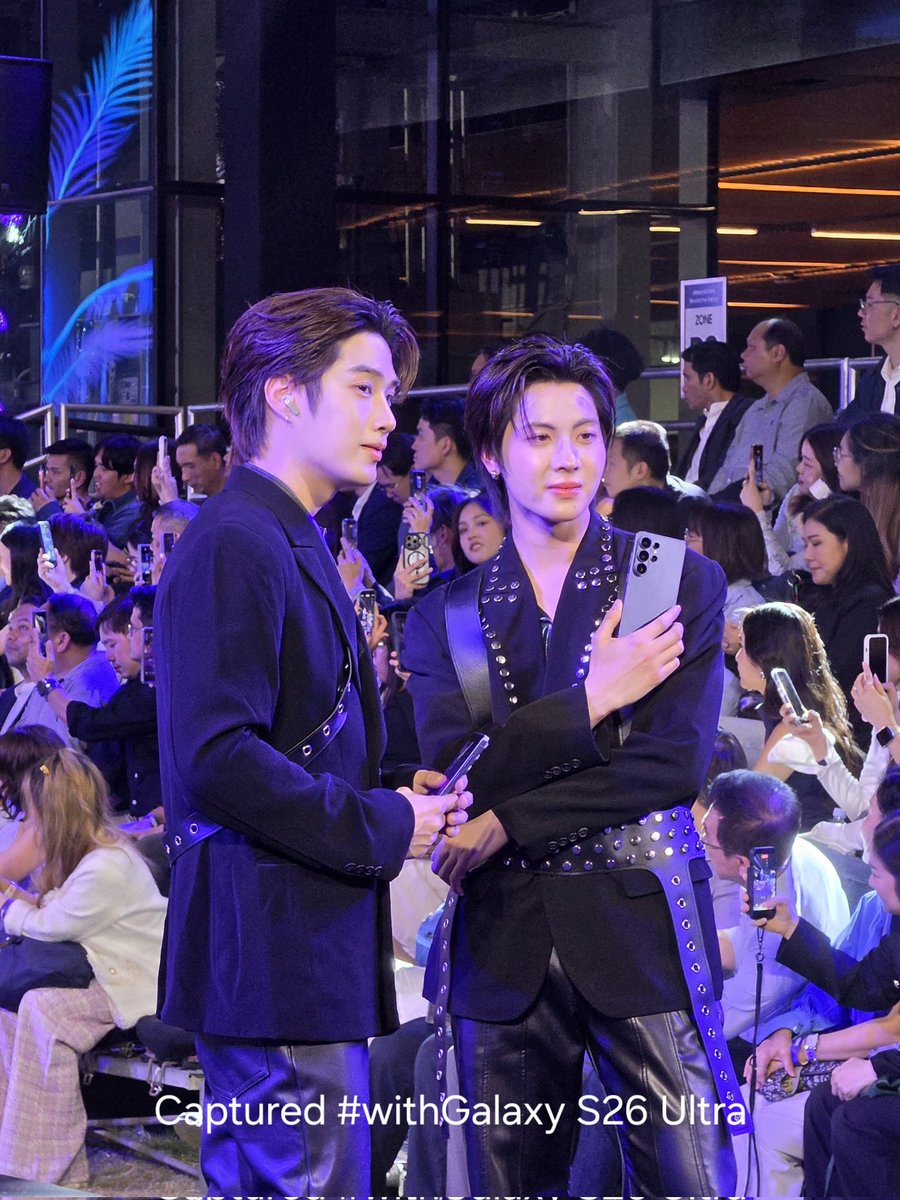 ติดเธอสองคนหรือติดฝนดีนะ แต่พี่ซซติดใจความชัดของ #GalaxyS26Ultra แล้วหละ 💚🩷
#GalaxyAI #BeyondtheGalaxy #GalaxyxTleFirstone