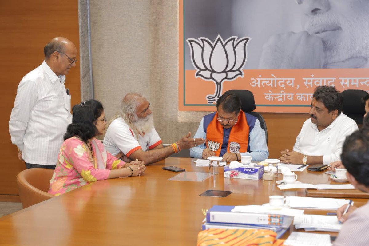 hdmalhotra's tweet photo. आज सहयोग सेल, भारतीय जनता पार्टी (राष्ट्रीय) के तत्वावधान में राष्ट्र कार्यालय, नई दिल्ली में कार्यकर्ताओं एवं आमजन से भेंट कर उनकी समस्याओं और सुझावों को सुना तथा उनके त्वरित और प्रभावी समाधान के ल��ए आवश्यक कदम उठाए।

जनसेवा के प्रति समर्पण और संवाद की यह प्रक्रिया संगठन और समाज के बीच विश्वास को ��र मजबूत करने का महत्वपूर्ण माध्यम है।

@BJP4India @narendramodi @AmitShah @NitinNabin @blsanthosh @PMOIndia @BJP4Delhi  #HarshMalhotraBJP