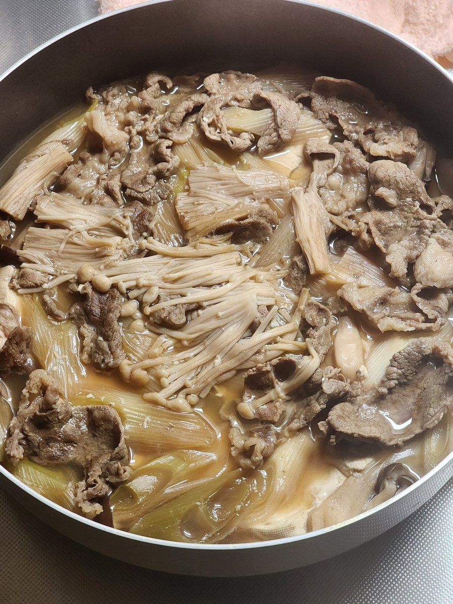 肉豆腐！！肉豆腐！！
キノコ増し増しで4種入れてみた！！
濃いめだからツマミにヨシ！！
〆は卵かけご飯…
刻みネギと七味を掛けてね
具材を少しと汁をたっぷりで！！
ご馳走様でした！！