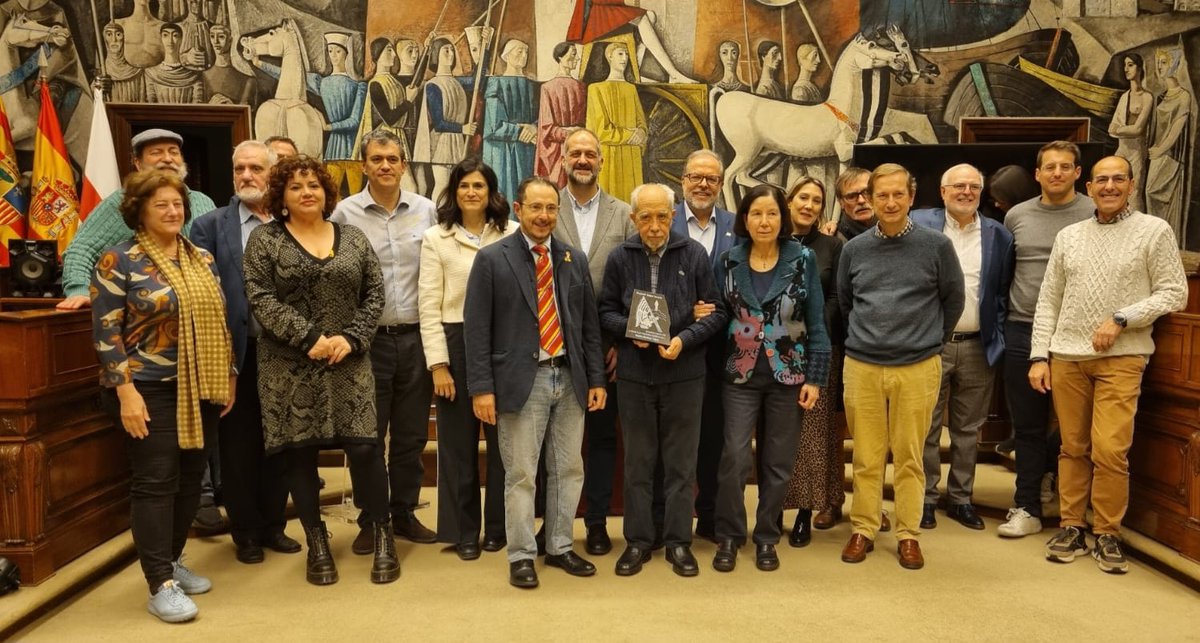 BizenFuster1's tweet photo. JOAQUIN PALACIN ELTORO, presidente de @chunta: un hombre bueno, sensato, dialogante, honrado y de palabra. 
Aragón pierde a un gran aragonesista, nosotr@s además al compañero, al amigo cuya ausencia nos duele en el alma. Como él nos diría:
 ENTALTO ARAGON!
D.E.P. @FundGasparTorre https://t.co/UADpif02Nx
