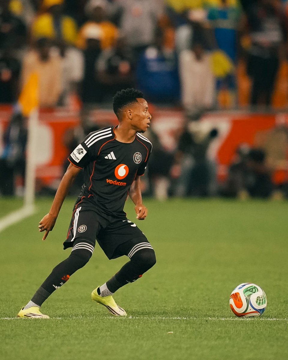 MVProJileka's tweet photo. THEMBA ZWANE vs RELEBOHILE MOFOKENG 

Relebohile Mofokeng at 21 years: Won 8 trophies, scored in 3 cup finals, and had already earned a call-up to South Africa national soccer team.

Themba Zwane at 21 years: Was part of the Mpumalanga Black Aces side that suffered relegation, had not won a major trophy, and had not yet represented South Africa national soccer team.

At the age of 21, Mofokeng’s achievements and impact were significantly ahead.