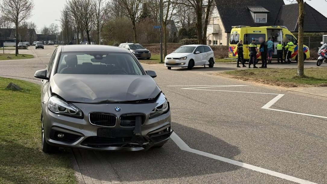 Twee auto's flink beschadigd bij aanrijding door voorrangsfout
