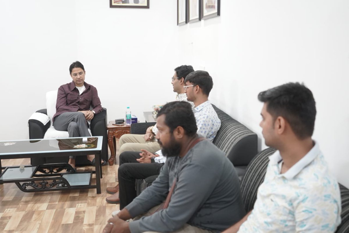 RajuBistaBJP's tweet photo. Met with the hardworking social media team of Siliguri BJP Organisational District.

Lead by Raj Shekhar Sarkar the Siliguri BJP Social Media has been doing a wonderful job of connecting with the people, highlighting their issues and concerns, and exposing TMC Corruption.

I am most appreciative of their efforts and the positive vibes they exude.