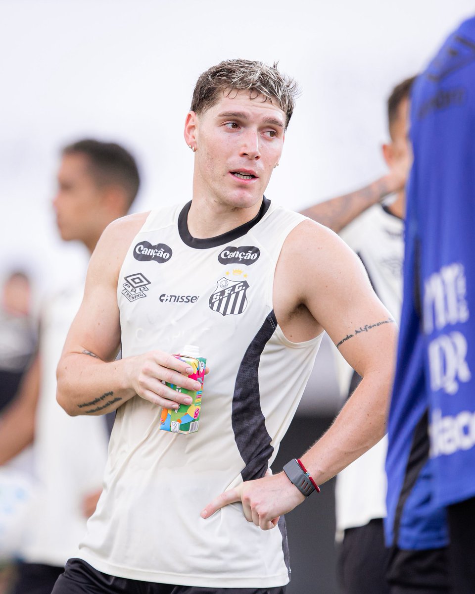 Santos busca entender o motivo de Rollheiser não render nos jogos o que rende nos treinos.

"Ele é um Pelé nos treinos, mas nos jogos isso não acontece", afirmou uma fonte do Peixe.

O clube entende que pode ser questão de adaptação ou questão tática. O técnico Vojvoda se