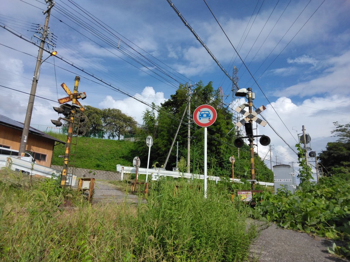 三岐鉄道北勢線の第3種踏切
現在はこの2箇所のみ残っています。
楚原〜麻生田にもう1箇所ありましたが2023年に廃止されています。