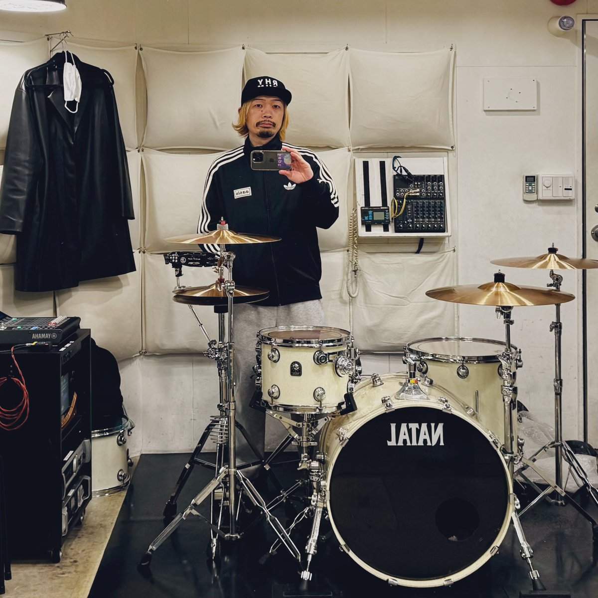 明日は久しぶりの遠征。

名古屋の新栄CLUB ROCK'N'ROLLにてSEENA SHEEP SKINのライブです。

届いたばかりのドラムが上達しそうなキャップを被って仕込みをしてきました。

花粉と睡眠不足で顔がやばい気がする。

稼働30時間近いのて寝ます。