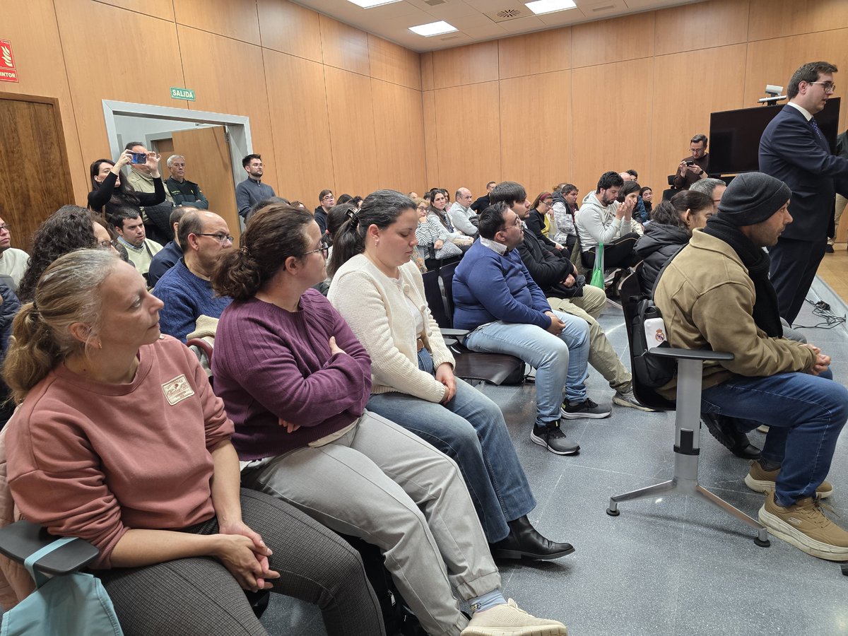plenaextremadur's tweet photo. Entidades de Badajoz visitan el Palacio de Justicia de en una Jornada de Puertas Abiertas organizada por el Tribunal Superior de Justicia de Extremadura.
Las personas participantes presenciaron un simulacro de juicio y recorrieron distintos espacios del edificio. https://t.co/kdW9c6kYPM