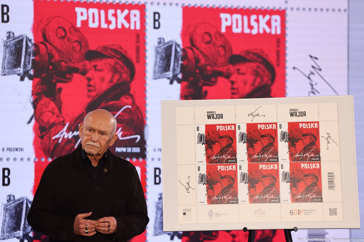 KancelariaSejmu's tweet photo. Poczta Polska uhonorowała stulecie urodzin Andrzeja Wajdy specjalnym znaczkiem pocztowym. Projekt zaprezentowano dziś w Sejmie podczas konferencji „Andrzej Wajda 2026. Setna rocznica urodzin Mistrza”. Autorem projektu jest Andrzej Pągowski. https://t.co/4L04OUq3Si