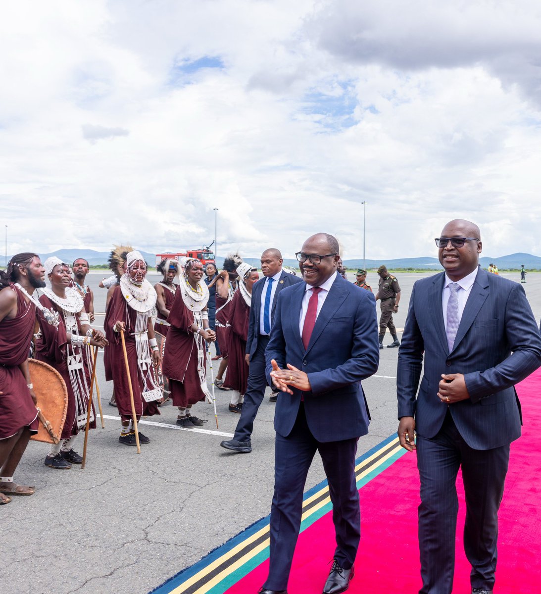 PrimatureRwanda's tweet photo. Prime Minister Nsengiyumva has arrived in Arusha, Tanzania, to represent H.E. President Kagame at the 25th Ordinary Summit of the East African Community (EAC) Heads of State, scheduled for 7 March 2026.
------------------------
Minisitiri w’Intebe Nsengiyumva yageze Arusha, muri Tanzania, aho azahagararira Perezida Kagame mu Nama ya 25 isanzwe y’Abakuru b’Ibihugu bo mu Karere ka Afurika y'Iburasirazuba, izaba ku wa 7 Werurwe 2026.