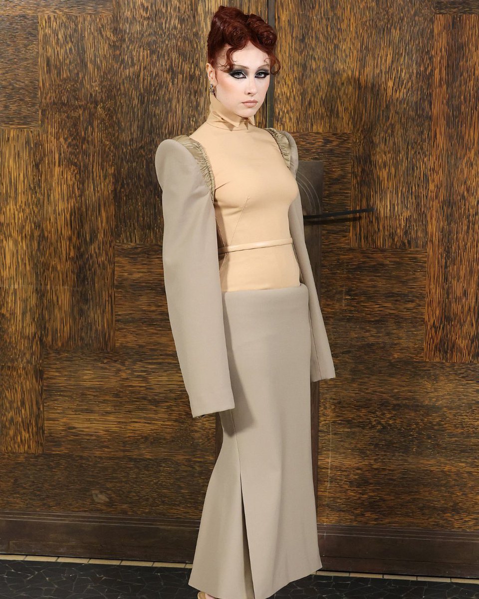 EleleDergisi's tweet image. #Mugler defilesi, 2026 Paris Moda Haftası'nda büyük ilgiyle gerçekleşti. 

Moda dünyası #BarbaraPalvin, #ChappelRoan ve #EmmaChamberlain gibi önde gelen isimleri defilede bir araya getirdi. 

Bu prestijli defileye, #EceSükan da katıldı.

 📸: Getty Images