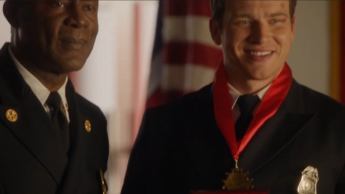 buckitallup's tweet image. HE LOVES SPARKLY THINGS!!!