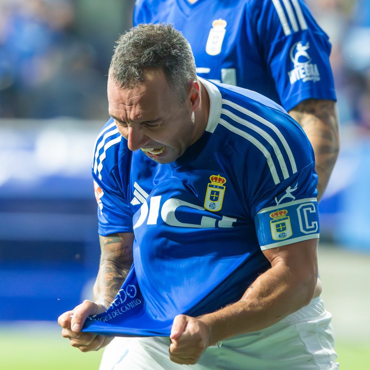 Castiillo_Rm's tweet photo. Iniesta tiene mucho que aprender de gente como Cazorla. Con las rodillas destrozadas, sin poder andar del dolor que tiene. Con 40 años decide volver al Oviedo y ascenderlos a primera. Pudiendo haberse retirado o seguir en Qatar chupando del bote.

Falta gente en este mundo con el honor y los valores de Cazorla.