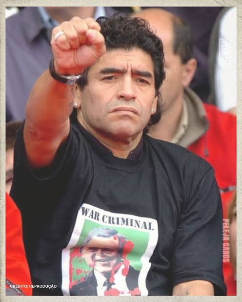 Maradona begitu vokal melawan FIFA, mengkritiknya sbg organisasi korup yang mengeksploitasi pemain demi uang.

Begitu benci kpd imperialisme Amerika. Bagi Maradona sepak bola adalah alat perjuangan politik bagi orang2 yg tdk memiliki suara.

Sampai kapanpun Messi nggak akan bisa