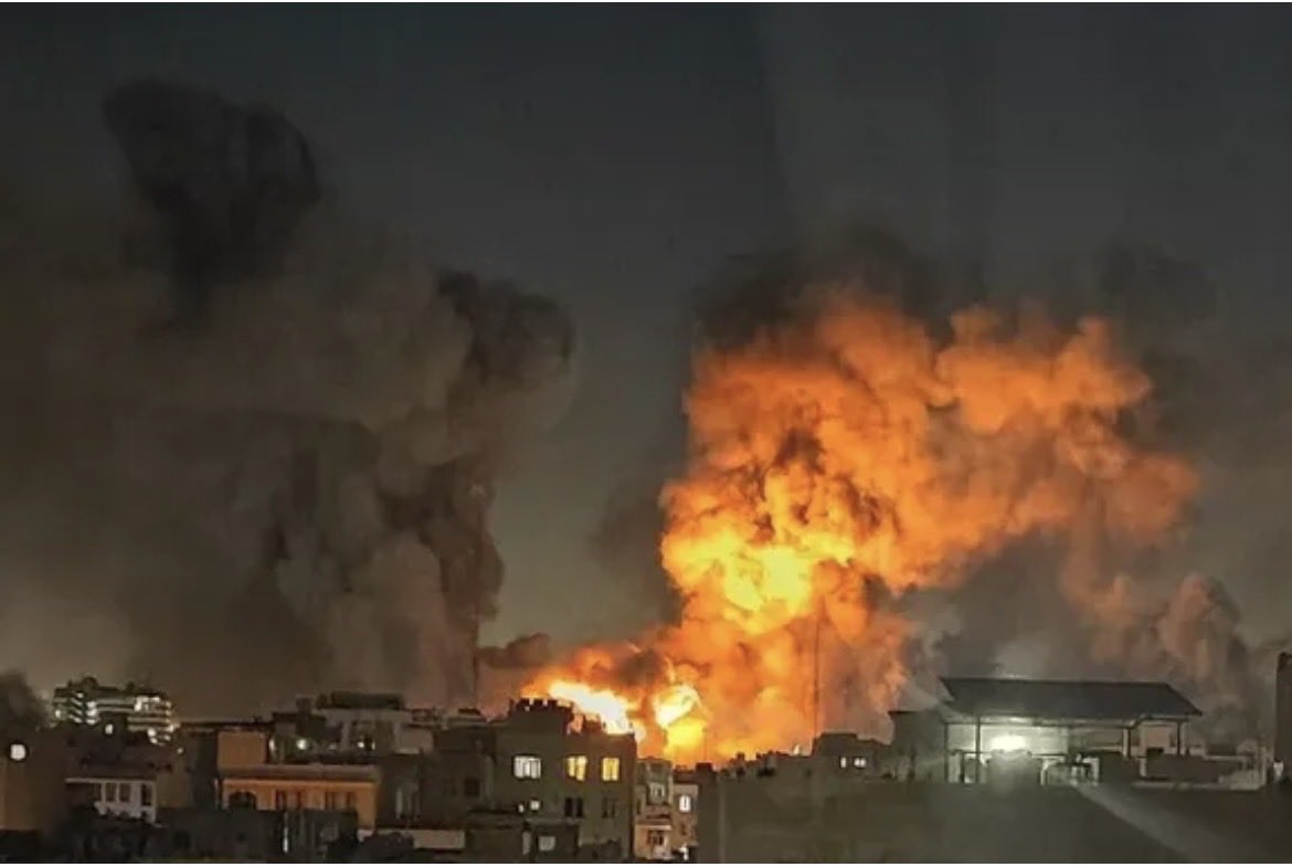 پناهگاه زیرزمینی #خامنه‌ای در قلب تهران، با حمله ۵۰ جنگنده منهدم شد. اگر باقیمانده‌ و پس‌مانده‌های رژیم  آنجا بوده باشند، جمهوری اسلامی عملاً بی سر شده. آنچه مانده، شبکه‌ای گسسته و بی‌فرمانده از نیروهای آشفته و آتش‌به‌اختیار است که یا ناگزیر به تسلیم‌اند یا فرار. #جاویدشاه